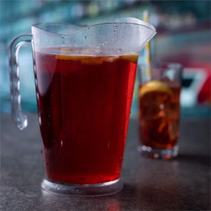 Plastový džbán na ledový čaj